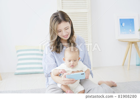 Mother and child looking at a smartphone Mother and child looking at a smartphone 81908280
