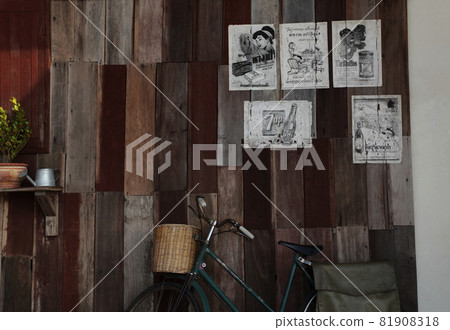 泰國烏隆他尼的古色古香的咖啡館店面裝飾 泰國烏隆他尼的古色古香的咖啡館店面裝飾 81908318