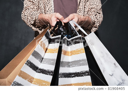 Customer with purchases Customer with purchases 81908405