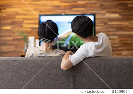 一對好朋友夫婦在客廳裡放鬆 81909054