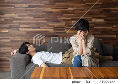 她無緣無故地哀悼他 她無緣無故地哀悼他 81909322