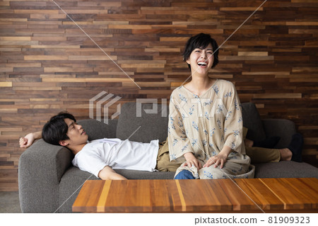 A couple to relax in the room A couple to relax in the room 81909323