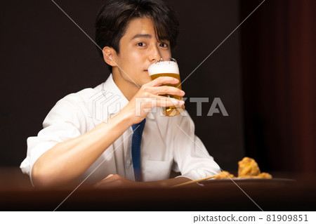 Businessman midnight snack 81909851