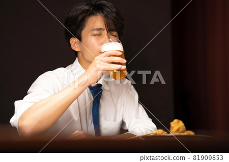 Businessman midnight snack 81909853