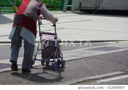 助行器和老人 買老人銀車 81909907
