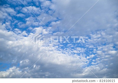 藍藍的天空和雲彩背景 藍藍的天空和雲彩背景 81910015