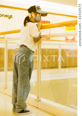 I came to the shopping center wearing a mask, but I wore a mask that lasted forever 81910573