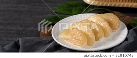 Pomelo Mid-Autumn Festival black background pomelo Mid-Autumn Festival ユズ ゆず 81910742