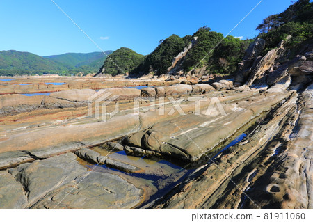 [高知縣]晴空下的龍串海岸（足折） 81911060
