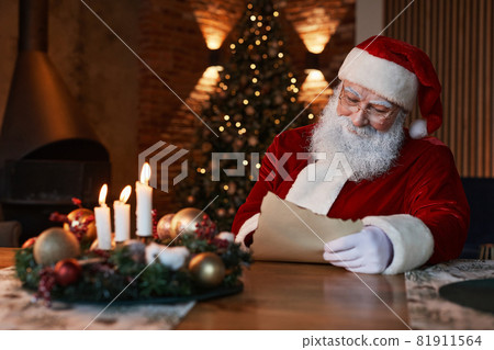 Santa Reading Letter At Table Santa Reading Letter At Table 81911564