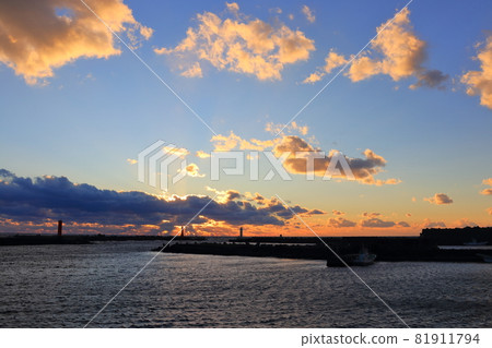 Sunset at Cape Muroto Fishing Port Winter (Muroto City, Kochi Prefecture) 81911794
