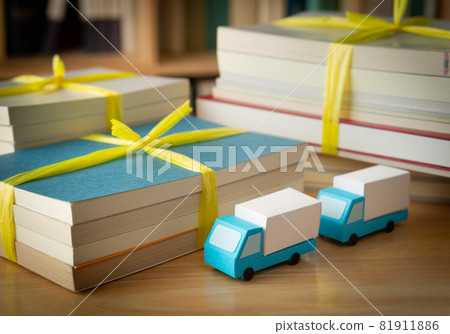 書籍和卡車整理的書籍處理,移動,出差購買,有組織的文物,書架 書籍和卡車整理的書籍處理,移動,出差購買,有組織的文物,書架 81911886