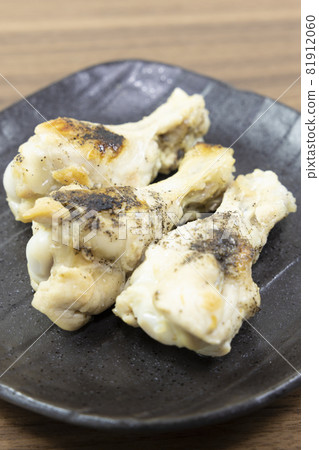 Delicious chicken wings grilled with salt and pepper Delicious chicken wings grilled with salt and pepper 81912060