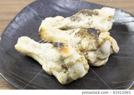 Delicious chicken wings grilled with salt and pepper Delicious chicken wings grilled with salt and pepper 81912065