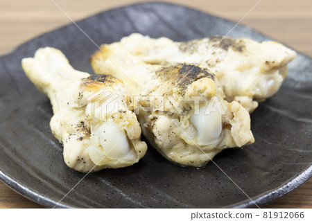 Delicious chicken wings grilled with salt and pepper Delicious chicken wings grilled with salt and pepper 81912066