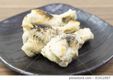 Delicious chicken wings grilled with salt and pepper Delicious chicken wings grilled with salt and pepper 81912067