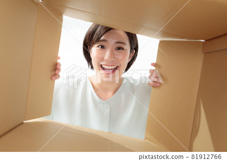年輕女子紙板驚訝 81912766