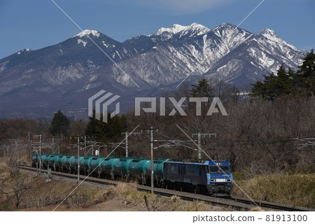 EH200 type freight train that goes on the Chuo Main Line with Yatsugatake in winter in Nagasaka Town, Hokuto City 81913100