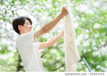 戶外洗衣男孩 81913158