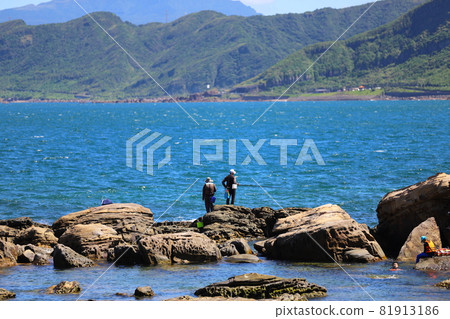 北海岸蔚藍的港灣 81913186