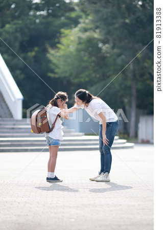 鼓勵哭泣的女孩的婦女 鼓勵哭泣的女孩的婦女 81913388