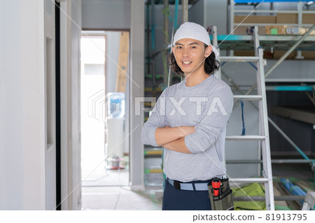 站在建築工地的年輕木匠的畫像 站在建築工地的年輕木匠的畫像 81913795