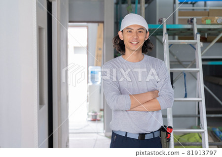 站在建築工地的年輕木匠的畫像 站在建築工地的年輕木匠的畫像 81913797