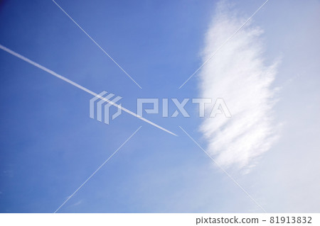 朝向凝結尾蹟的凝結尾跡：在藍天中呈直線的凝結尾跡 81913832