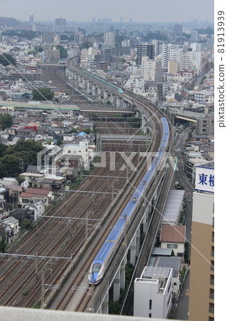 Shinkansen heading north 81913939