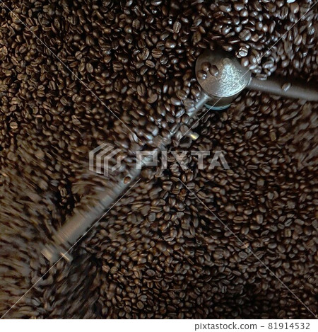 Roasted coffee machine with coffee beans ,roataing machine for brew coffee to prepared. 81914532