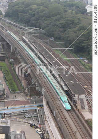 Train running in the city 81914589