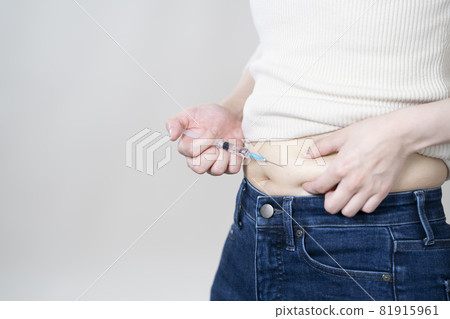 Woman giving insulin injection Woman giving insulin injection 81915961