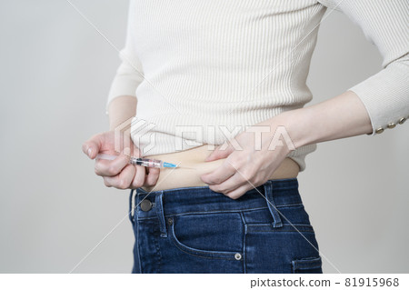 Woman giving insulin injection Woman giving insulin injection 81915968