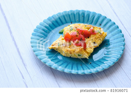 早上有很多五顏六色的煎蛋捲 早上有很多五顏六色的煎蛋捲 81916071