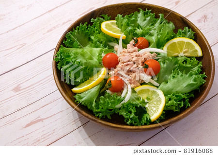 Tuna and tomato green salad 81916088