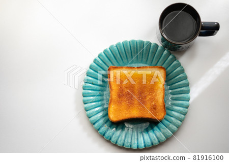 Morning with toast and coffee 81916100