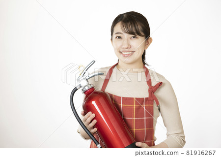 一個微笑的女人拿著滅火器 一個微笑的女人拿著滅火器 81916267