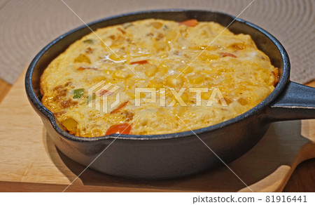 煎蛋捲配新鮮蔬菜 煎蛋捲配新鮮蔬菜 81916441