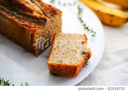 Banana pound cake 81916732