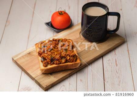 Keema Curry Open Sandwich with Morning Cafe au lait 81916960