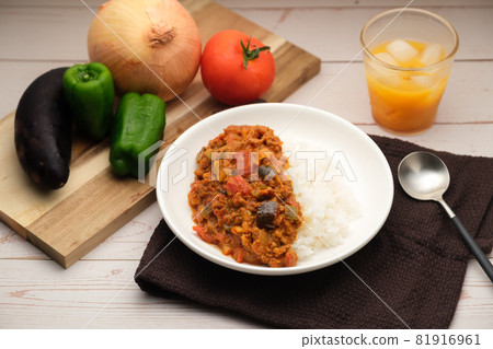 Everyone loves classic curry rice with plenty of vegetables Keema curry with orange juice 81916961