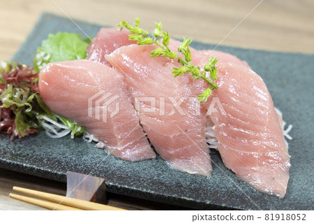 Delicious domestic tuna sashimi 81918052