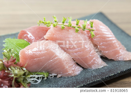 Delicious domestic tuna sashimi 81918065