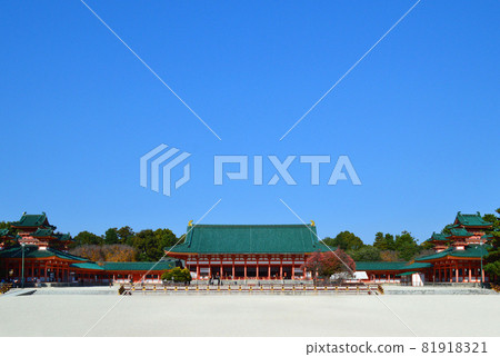 秋天俯瞰京都平安神宮的太極殿 秋天俯瞰京都平安神宮的太極殿 81918321