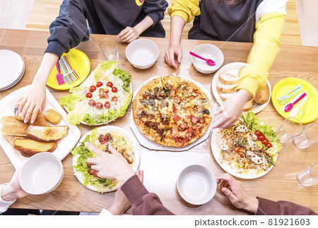 Home party, casual party, group image material surrounding the dining table Home party, casual party, group image material surrounding the dining table 81921603