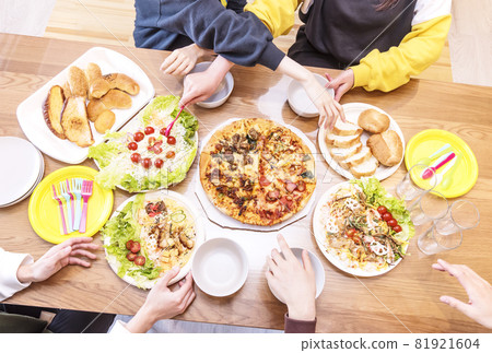 Home party, casual party, group image material surrounding the dining table 81921604