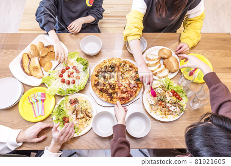 Home party, casual party, group image material surrounding the dining table Home party, casual party, group image material surrounding the dining table 81921605