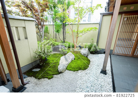 苔蘚和天然石頭的日式花園 苔蘚和天然石頭的日式花園 81922725