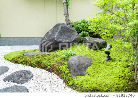 苔蘚和天然石頭的日式花園 苔蘚和天然石頭的日式花園 81922740