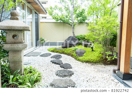 Japanese-style garden with moss and natural stones Japanese-style garden with moss and natural stones 81922742